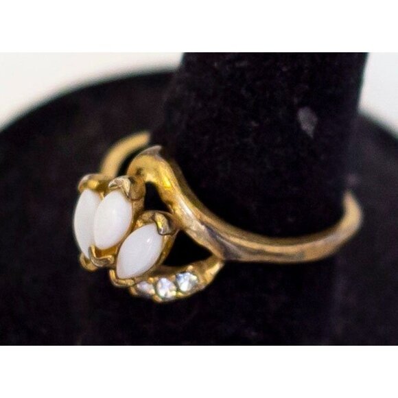 Size 9, Vintage Three Faux Pearls Gold Tone Dainty Ring - A23 - Picture 2 of 4